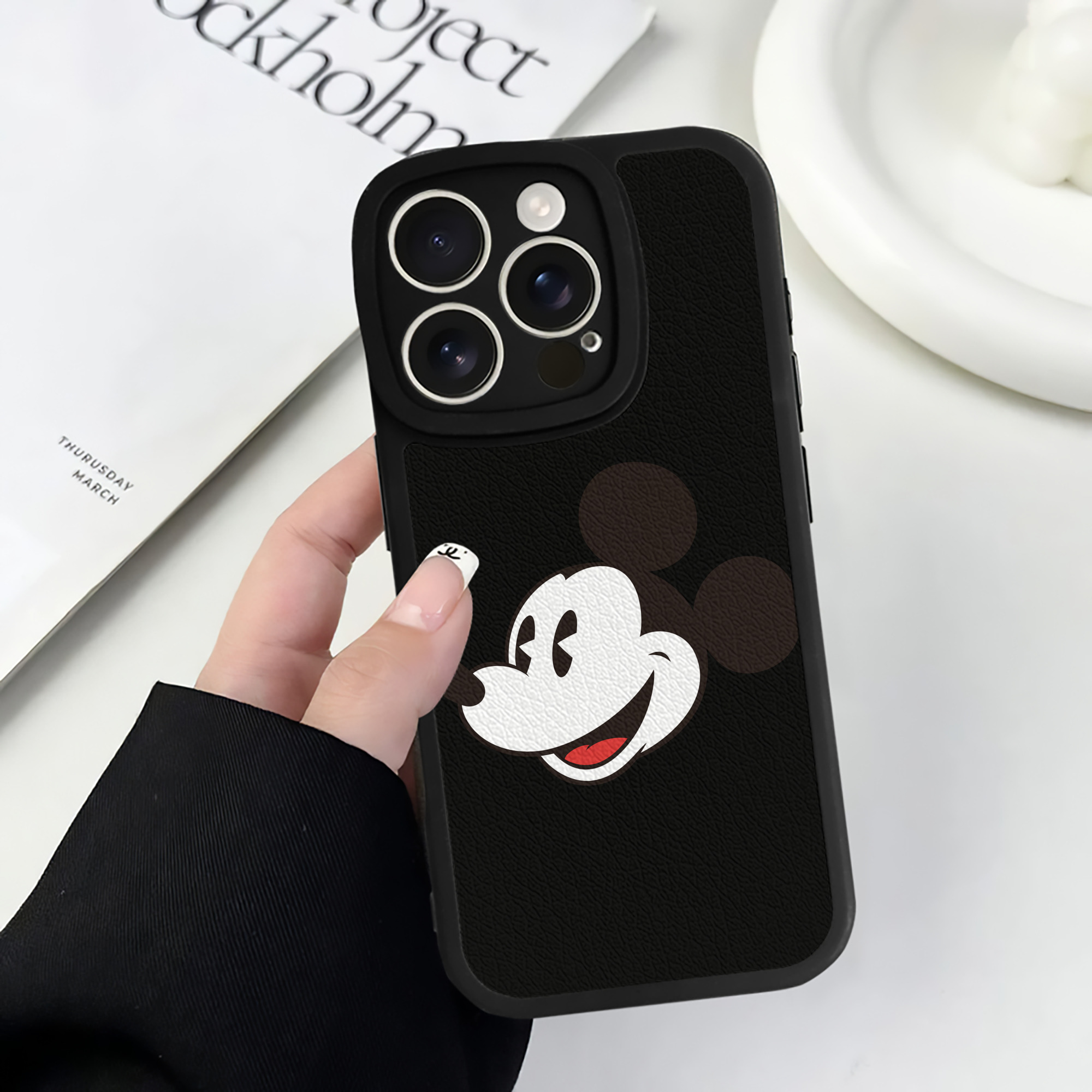 （画像用） ミッキーマウス Mickey Mouse 【iPhone 16シリーズ対応】シリコンスマホケース（レザー調） 材質：シリコン